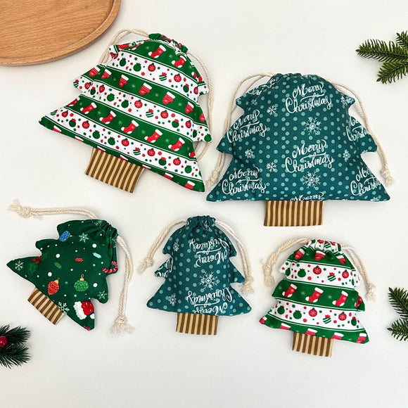3 Piece Christmas Tree Drawstring Gift Bag Set - 11.5 x 13.5 cm Printed Fabric Pouches with Hanging Cords for Small Gifts, Treats and Festive Decorations